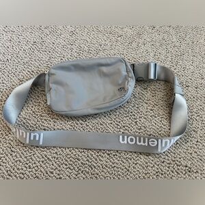 Lululemon Everywhere Belt Bag 1L- silver drop/white